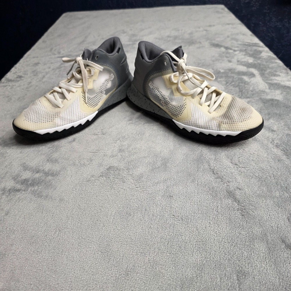 Nike Kyrie Flytrap Sneakers 6 Youth‎ White Gray  Athletic/Basketball Shoes